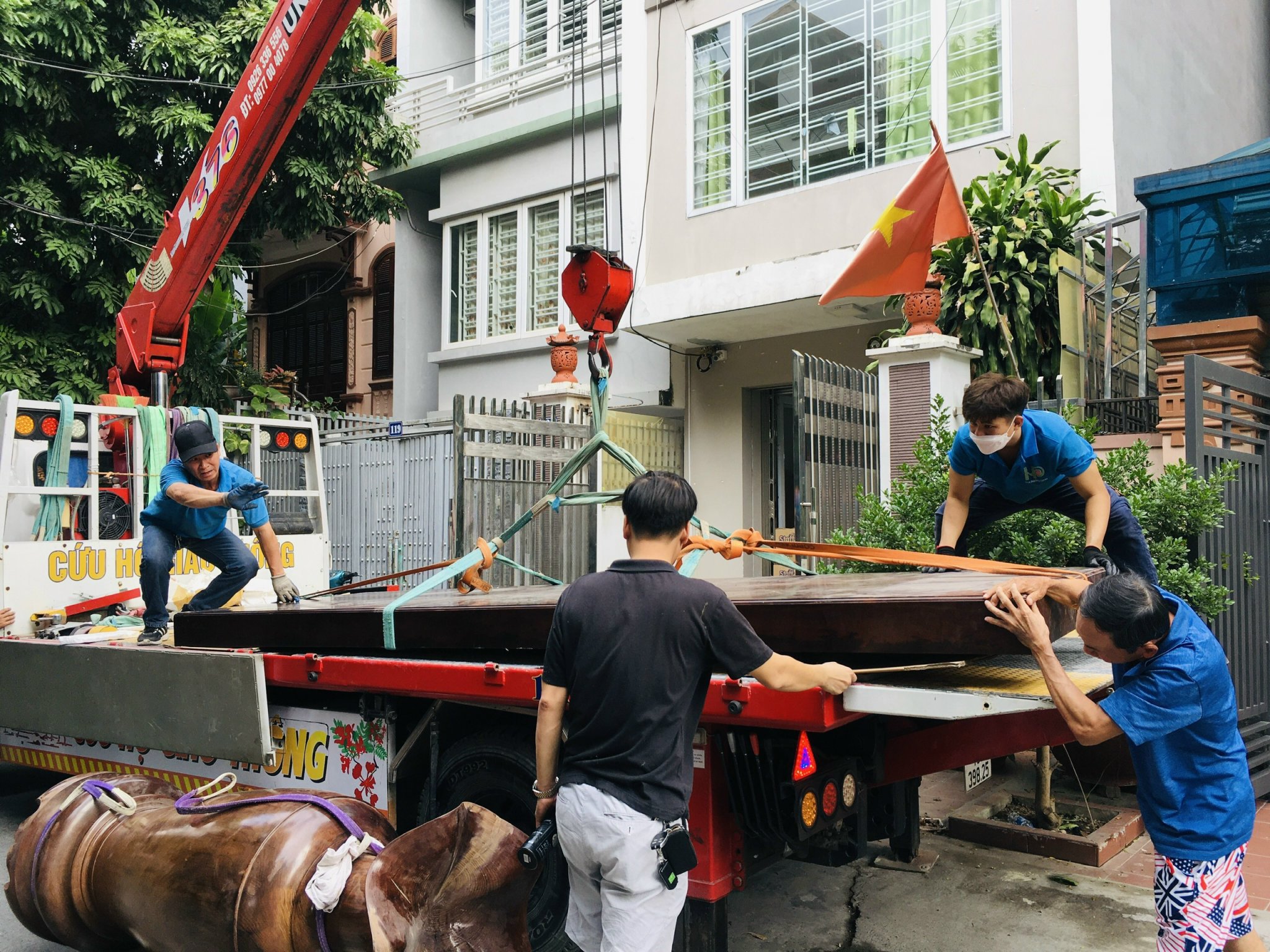 VẬN CHUYỂN NỘI THẤT GỖ SIÊU TO TẠI 121 LÊ VĂN THUYẾT